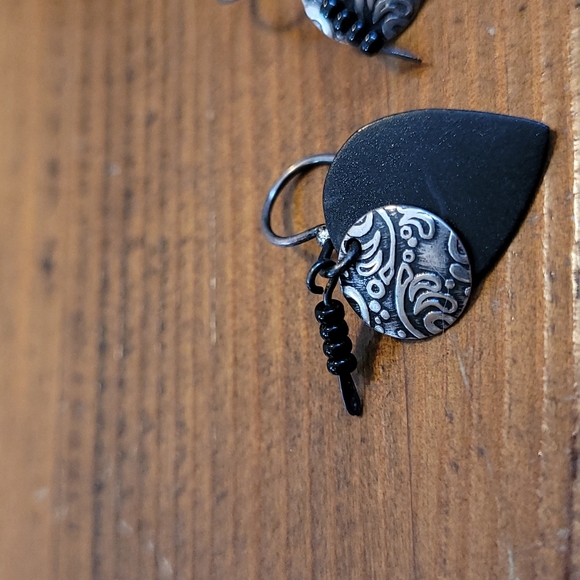 Black and silver metal and beads hook earrings - Picture 4 of 5